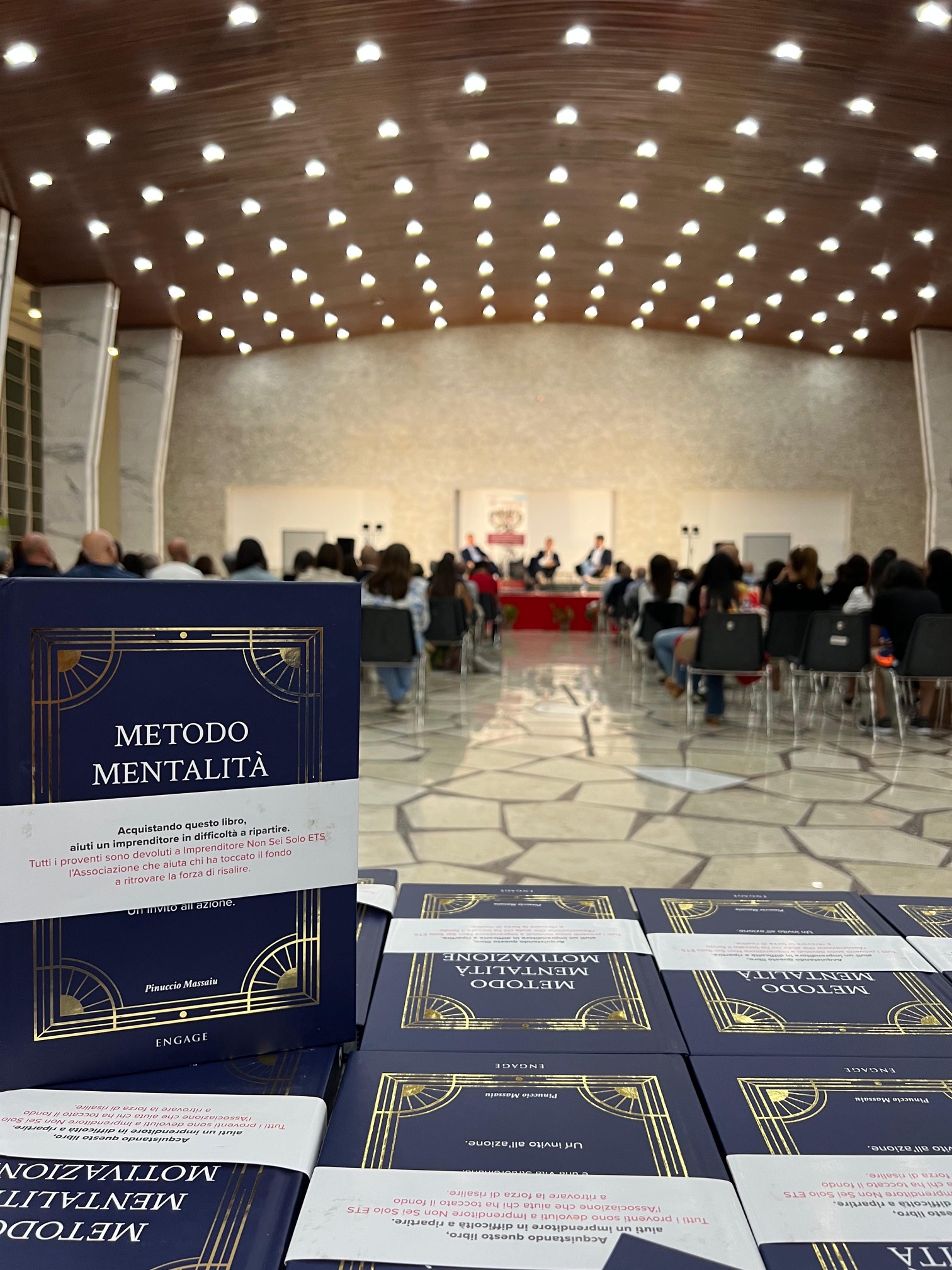 Copie del libro con la fascetta: acquistando questo libro aiuti un imprenditore in difficoltà a ripartire